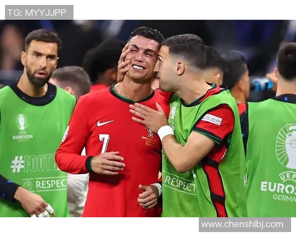 足球明星与C罗的偶遇瞬间引发的热议与感动