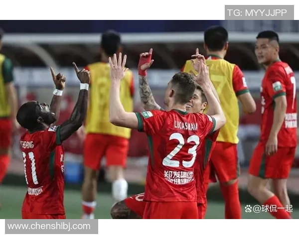 足球明星咬球服引发热议背后故事揭秘球迷反应不一